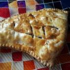 La autora de la receta aprovechó que tenía masa quebrada a punto de caducar y una pechuga en el congelador y preparó esta estupenda receta de aprovechamiento. También añadió pasas, piñones y arándanos. Lee la receta aquí.