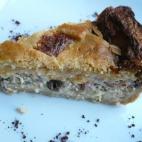 ¿Quién no tiene champiñones, queso y jamón de york en la nevera? Estos son los ingredientes esenciales de esta quiche, aunque se puede variar con lo que se tenga a mano. Lee la receta en CookPad.