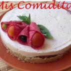 La base se hace con galletas crackers, albahaca y mantequilla. Para conseguir la parte de arriba hay que mezclar queso, yogur, semillas de amapola y salami. Todas las instrucciones las encuentras aquí.