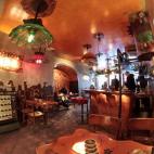 Ámsterdam es una ciudad que debes conocer en tus veintes: coffee shops, rock 'n' roll, fiesta y elementos perturbadores de la mente. Y ojo, porque ni si quiera hace falta volverse loco: descubrir ese ambiente único, hablar con la gente y ver e...