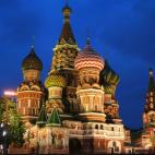 Todo comienza en Moscú. La ruta ferroviaria más larga del mundo atraviesa siete husos horarios y hay distintas formas de hacerla: transiberiano, transmongoliano o transmanchuriano. El transiberiano arranca en Moscú y acaba, 9.000 kilómetros...