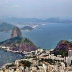 Río de Janeiro es una ciudad totalmente rodeada de montañas y cerros, también llamados morros en Brasil. ¿El más famoso? El morro del Pan de Azúcar, desde el que se tienen unas vistas espectaculares de toda la ciudad. Por supuesto, Río se...