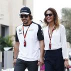 ¿Quiénes son?: Ella, presentadora de televisión; él, piloto de Fórmula 1. ¿Desde cuándo estaban juntos?: La confirmación llegó en diciembre de 2014. ¿Tienen hijos?: No. ¿Cuándo y por qué rompieron?: Su relación acabó a finales ...