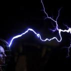 Esta foto tomada el 13 de febrero muestra a Oleg Melnik, que, protegido con un casco de alambre, recibe descargas eléctricas de una bobina Tesla dentro de una jaula Faraday en el Elemento Science Museum de Minsk (Bielorrusia).