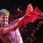 Un hombre indio recibe un baño de colores en las celebraciones de Holi en Chennai, festejando la llegada de la primavera, el 24 de marzo.