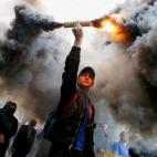 Varios miembros de la guardia nacional ucraniana y activistas del cuerpo civil participan en una protesta en contra de las elecciones en las regiones del este de Ucrania tomadas por los rebeldes prorrusos, regidas por el acuerdo de paz de Minsk.