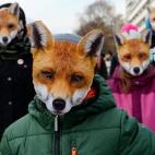 Varios activistas vestidos de zorro participan en una manifestación por el día sin pieles el 15 de noviembre en Varsovia (Polonia).