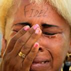 Una mujer llora la muerte del expresidente cubano, Fidel Castro, el 30 de noviembre en La Habana (Cuba). El líder revolucionario, que llevó el comunismo a la isla en 1959, murió el 25 de noviembre con 90 años.