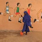 Una estudiante golpea un balón durante una clase de Educación Física en una escuela de Mogadiscio (Somalia) el 6 de diciembre.