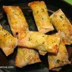 Adem&aacute;s de jam&oacute;n lleva queso de untar y d&aacute;tiles. El dorado se consigue pintando el rollito con huevo. Mira la receta en Cookpad.