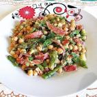 Muy completa e ideal para llevar en tuper a trabajar. Se prepara con garbanzos, jam&oacute;n curado, jud&iacute;as verdes, patatas, chalotas y... &iexcl;cerveza! En Cookpad encontrar&aacute;s c&oacute;mo hacerla.