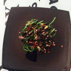 El ajo, los pi&ntilde;ones y las pasas completan este plato que resulta perfecto a la hora de cenar. Mira aqu&iacute; c&oacute;mo prepararlo.