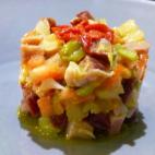 Lleva jam&oacute;n dulce y jam&oacute;n ib&eacute;rico, pepinillos, cebolletas, tomate y pimientos de piquillo. En Cookpad encontrar&aacute;s la receta completa.