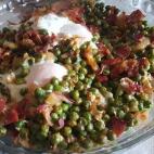 Se empieza rehogando cebolla y ajo y lo &uacute;ltimo que se a&ntilde;aden son los tacos de jam&oacute;n y un par de huevos. La receta se prepara en poco m&aacute;s de 15 minutos y resulta completa y muy nutritiva. &iquest;Quieres prepararla? Aq...