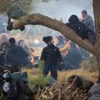 Unos ni&ntilde;os juegan en la zona de Grodno, Bielorrusia, en la frontera con Polonia, el pasado 8 de noviembre.