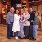 Antonio Mercero con los actores de 'Farmacia de Guardia'