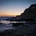 La puesta de sol sobre la neblina que se forma en el mar, en Cornwall (Inglaterra).