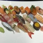 "Soy un neófito, y algún día espero ser tan bueno como mi maestro". Así se presenta este chef del restaurante Rocío Tapas y Sushi, cuya receta original es un combo muy variado. El plato principal es la tercera pieza de la fila de arriba: ni...