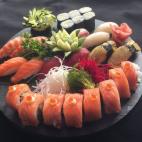 El maestro de sushi al frente de Tanuki San ha trabajado en Alemania, habla cinco idiomas y cree que los hispanos tienen "mucho que aportar" al sushi. Su creación clave se llama shake uramaki, algo así como "batido de uramaki", y está compues...
