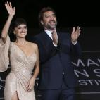 Cruz y Bardem saludan al p&uacute;blico durante la presentaci&oacute;n de 'Loving Pablo'