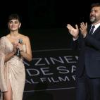 Cruz y Bardem saludan al p&uacute;blico durante la presentaci&oacute;n de 'Loving Pablo'