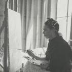 Foto de Hector Garcia: Retrato de Frida Kahlo em frente a sua pintura Deusa da Terra Frida Diego, por volta de 1940, papel de gelatina e prata 13