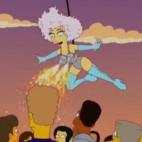 Los usuarios de Twitter se&ntilde;alaron la semejanza entre el descenso enganchado de Gaga desde la parte superior del NRG Stadium de Houston con un episodio de 2012 en el que un Gaga vol&oacute; sobre los asistentes al concierto atada a un heli...