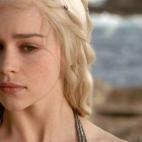 A Khaleesi la dejamos llorando y encerrando a dos de sus tres dragones en una catacumba. Le toca enfrentarse al hecho de que sus 'hijos voladores' han crecido y se han vuelto peligrosos hasta el punto de que han matado a una campesina. Si a esto...