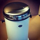 CREADOR: Holger Nielsen FECHA: 1949 PAÍS: Dinamarca QUÉ ES: Una papelera CURIOSAMENTE... En realidad, nació en una peluquería, y más tarde pasó a consultas médicas y casas de a pie. Las asas y el pedal, sus claves.