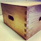 CREADOR: Charles Édouard Jeanneret-Gris (Le Corbusier) FECHA: 1952 PAÍS: Francia QUÉ ES: Un cajón de madera que puede usarse en vertical y horizontal, como mesita, apoyo o asiento. CURIOSAMENTE... Le Corbusier lo creó para su casa de ve...