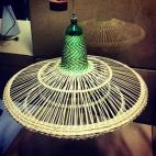 CREADOR: Álvaro Catalán de Ocón FECHA: 2011 PAÍS: España QUÉ ES: Una lámpara CURIOSAMENTE... La pantalla está trenzada de forma artesanal con botellas de plástico, y la realizan comunidades con pocos recursos de Chile y Colombia.