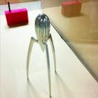 CREADOR: Philippe Starck FECHA: 1990 PAÍS: Francia QUÉ ES: Un exprimidor CURIOSAMENTE... A Starck se le ocurrió en Córcega, y lo dibujó en el mantel de un chiringuito, imitando un calamar o una araña. Más bello que práctico, Starck d...