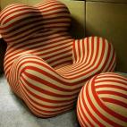 CREADOR: Gaetano Pesce FECHA: 1969 PAÍS: Italia QUÉ ES: Un sofá (y su reposapiés) CURIOSAMENTE... Inspirado en el cuerpo de una mujer, se vendía comprimido en un solo paquete que apenas ocupaba una décima parte de su volumen. Al abrir...