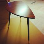 CREADOR: Ikea FECHA: 1956 PAÍS: Suecia QUÉ ES: Una mesa auxiliar CURIOSAMENTE... Fue el primer producto que Ikea comercializó en paquete plano, y cambió la forma de vender muebles a gran escala. Y de eso hace casi 60 años.