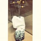 CREADOR: Pepe Heykoop FECHA: 2013 PAÍS: Holanda QUÉ ES: Un jarrón... o casi CURIOSAMENTE... En realidad es una funda de papel que convierte un frasco o botella en jarrón, porque por sus pliegues triangulares consiguen que se adapte a cua...