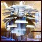 CREADOR: Poul Henningsen FECHA: 1958 PAÍS: Dinamarca QUÉ ES: Una lámpara CURIOSAMENTE... ¿Cómo hacer que una lámpara ilumine sin cegar? Pues como una alcachofa: haciéndola a capas, con hojas de cobre.