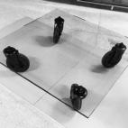 CREADOR: Gae Aulenti FECHA: 1980 PAÍS: Italia QUÉ ES: Una mesa de centro CURIOSAMENTE... Ligera y resistente a la vez gracias a sus 15 mm de vidrio, está inspirada en los carros que transportan obras de arte en los museos.