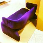 CREADOR: Olivier Mourgue FECHA: 1965 PAÍS: Francia QUÉ ES: Un sofá CURIOSAMENTE... El primer asiento hecho con espuma de poliuretano (sobre acero y goma) es una pieza clave de la película 2001 Una Odisea del espacio, de Stanley Kubrick.