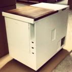 CREADOR: Joe Colombo FECHA: 1964 PAÍS: Italia QUÉ ES: Una (mini) cocina CURIOSAMENTE... Trata de caber en el mínimo hueco. Debajo de la tapa de madera están los fogones y ¡tiene ruedas!