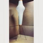 CREADOR: Isamu Noguchi FECHA: 1951 PAÍS: Estados Unidos QUÉ ES: Una lámpara CURIOSAMENTE... Es un mix entre la cultura japonesa (por el origen de su autor, de padre japonés) y la estadounidense (por su país de nacimiento y residencia): ...