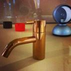 CREADOR: André Ricard/Arne Jacobsen/Vico Magistretti FECHA: 1966/1967/1965 PAÍS: España/Dinamarca/Italia QUÉ ES: Dos ceniceros, un grifo y una lámpara CURIOSAMENTE... Los ceniceros, españoles y de estética pop, son apilables y de los ...