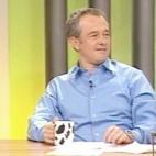 El periodista y presentador vasco Txetxu Ugalde falleció el domingo 8 de enero a los 56 años tras una larga enfermedad, según informó la cadena vasca ETB. Ugalde se consolidó al presentar Lo que faltaba junto a Yolanda Alzola.