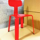 CREADOR: Harry Thaler FECHA: 2011 PAÍS: Italia QUÉ ES: Una silla CURIOSAMENTE... Está hecha con una plancha de metal de 2,5 milímetros de grosor. Es apilable.