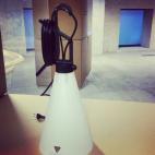 CREADOR: Kontsantin Grcic FECHA: 1998 PAÍS: Alemania QUÉ ES: Una lámpara CURIOSAMENTE... De pie, de techo o de pared: la gracia de la lámpara está en su gancho/asa y en su cable de cinco metros que permitía moverla ampliamente.