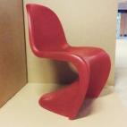 CREADOR: Verner Panton FECHA: 1967 PAÍS: Dinamarca QUÉ ES: Una silla CURIOSAMENTE... Se tardó siete años en desarrollarla, dadas las dificultades al estar hecha 100% con plástico. Batió récords de ventas.