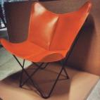 CREADORES: Antonio Bonet, Juan Kurchan y Jorge Ferrari Hardoy FECHA: 1938 PAÍS: España/Argentina QUÉ ES: Una silla CURIOSAMENTE... Está inspirada en un modelo del madera de 1938, pero es plegable, hecha de tubos de acero y lona o piel.