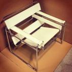 CREADOR: Marcel Breuer FECHA: 1925 PAÍS: Alemania* QUÉ ES: Un sillón CURIOSAMENTE... Busca la ligereza y resistencia de las bicicletas, de ahí su chasis con tubos de acero de 20 milímetros. Su nombre es un homenaje al pintor Wassily Ka...