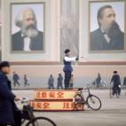 Retratos de Marx y Engels en la plaza de Tiananmen de Pek&iacute;n (China) durante la Revoluci&oacute;n Cultural, en 1973.