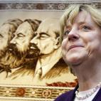 Angela Merkel, canciller alemana y l&iacute;der de los democristianos alemanes, ante los retratos de Karl Marx, Friedrich Engels y Vladimir Ilyich Lenin en el Stasi-Museum de Berlin, en 2005.