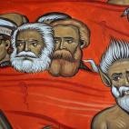 Fresco con los retratos de Marx y Engels junto al l&iacute;der comunista yugoslavo Tito y un demonio, pintado en la iglesia ortodoxa de la Resurrecci&oacute;n en Podgorica (Montenegro).